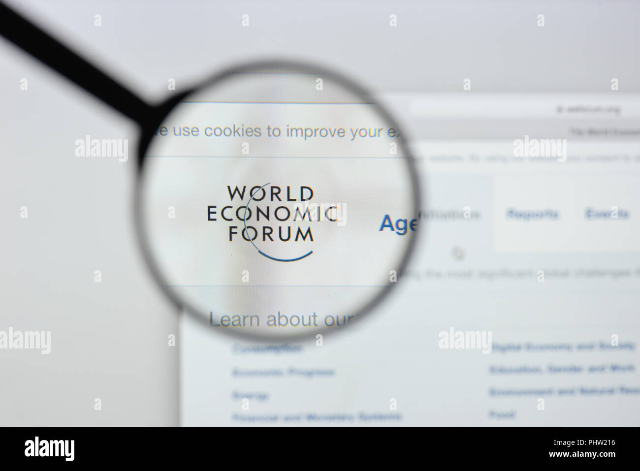 Milan, Italie - 20 août 2018 : forum économique mondial accueil du site. logo forum économique mondial visible. Banque D'Images