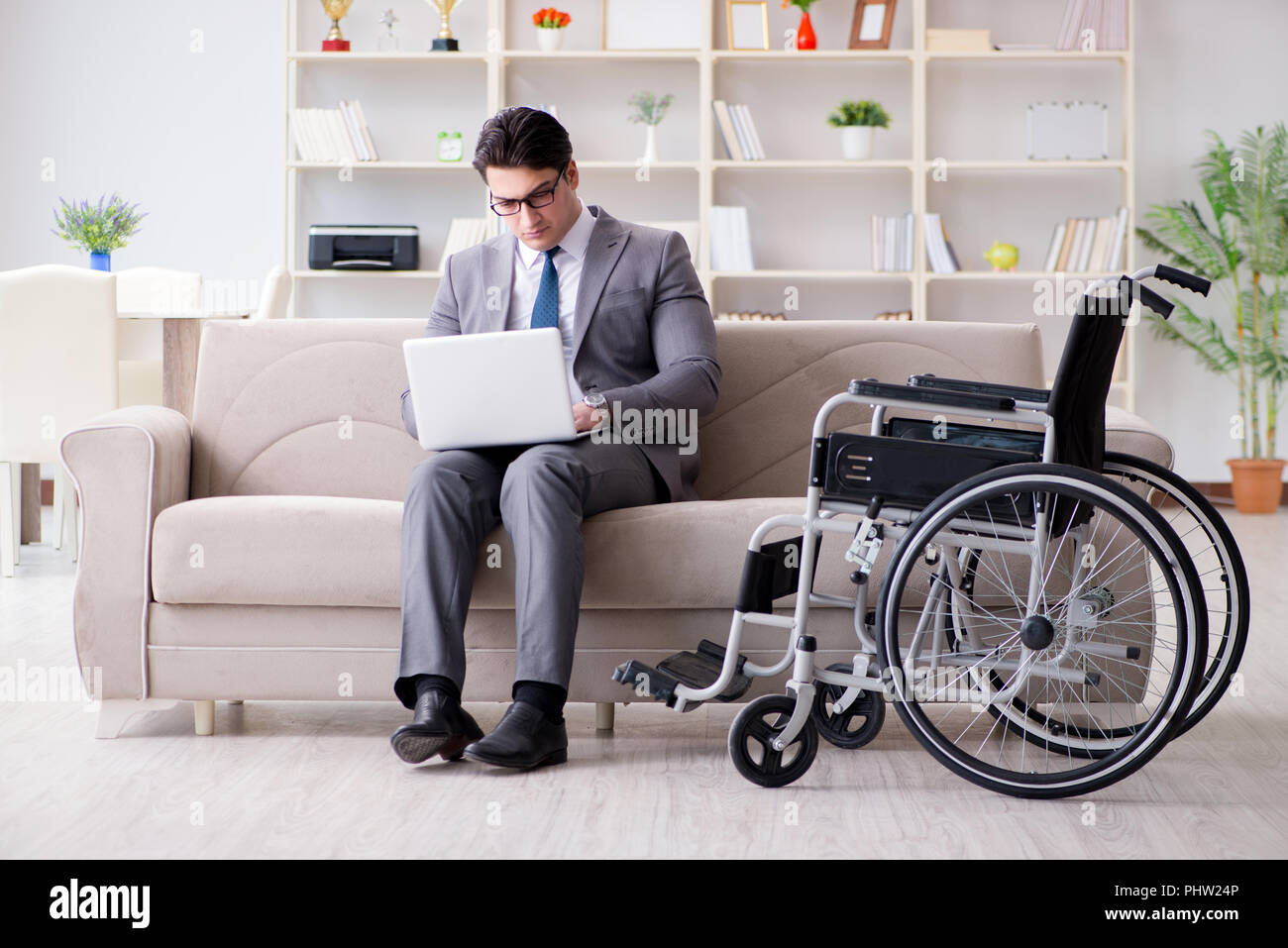 Homme Dsabled sur travail en fauteuil roulant accueil Banque D'Images