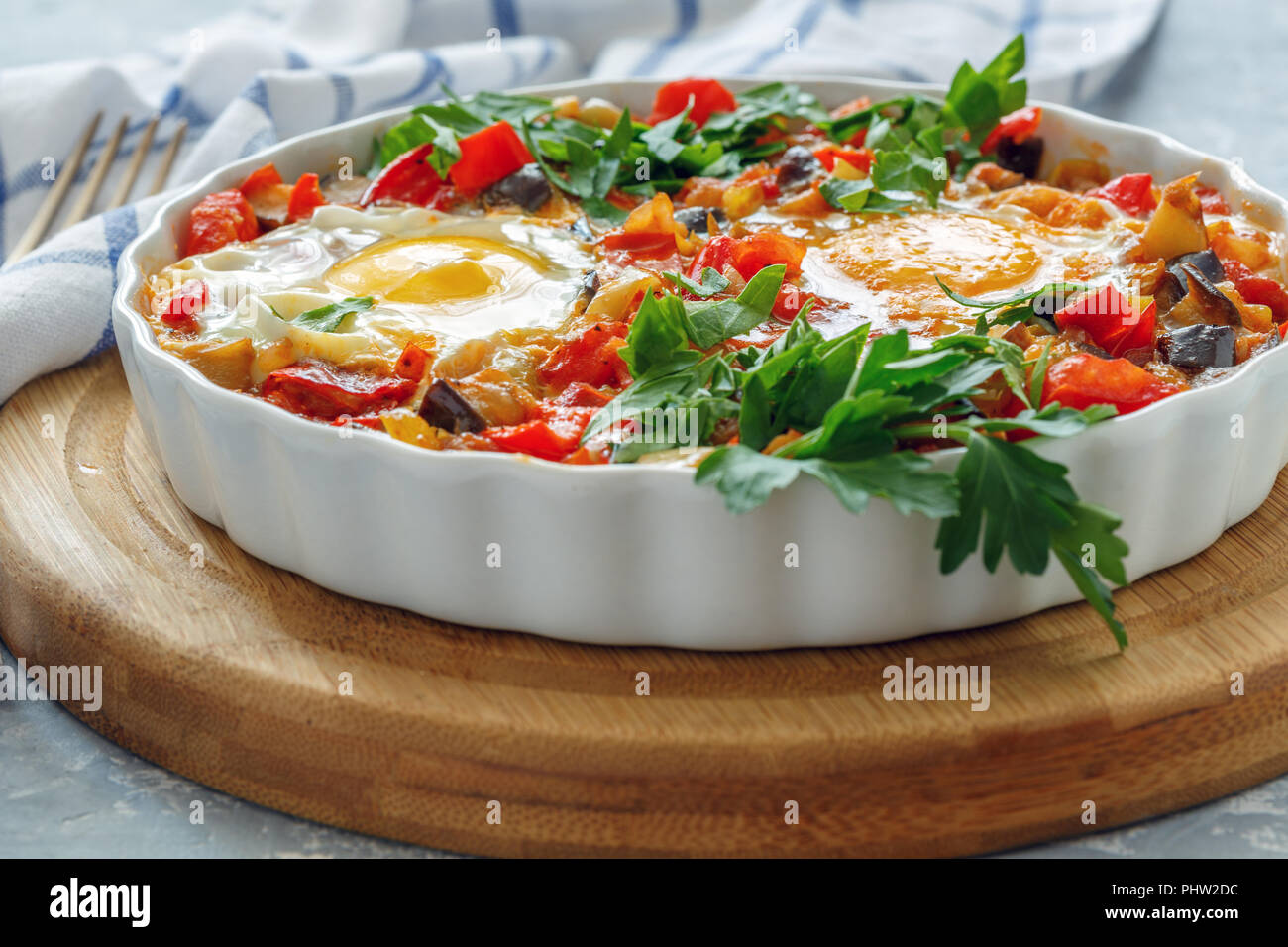 Shakshuka épicé fait maison avec des oeufs. Banque D'Images