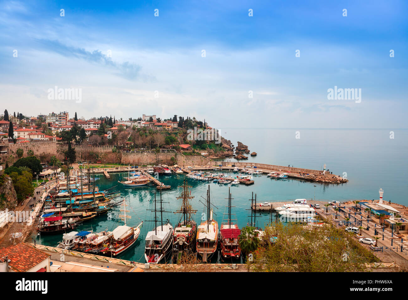 Petit port de plaisance de la vieille ville historique d'Antalya, connu sous le nom de Kaleici. Banque D'Images