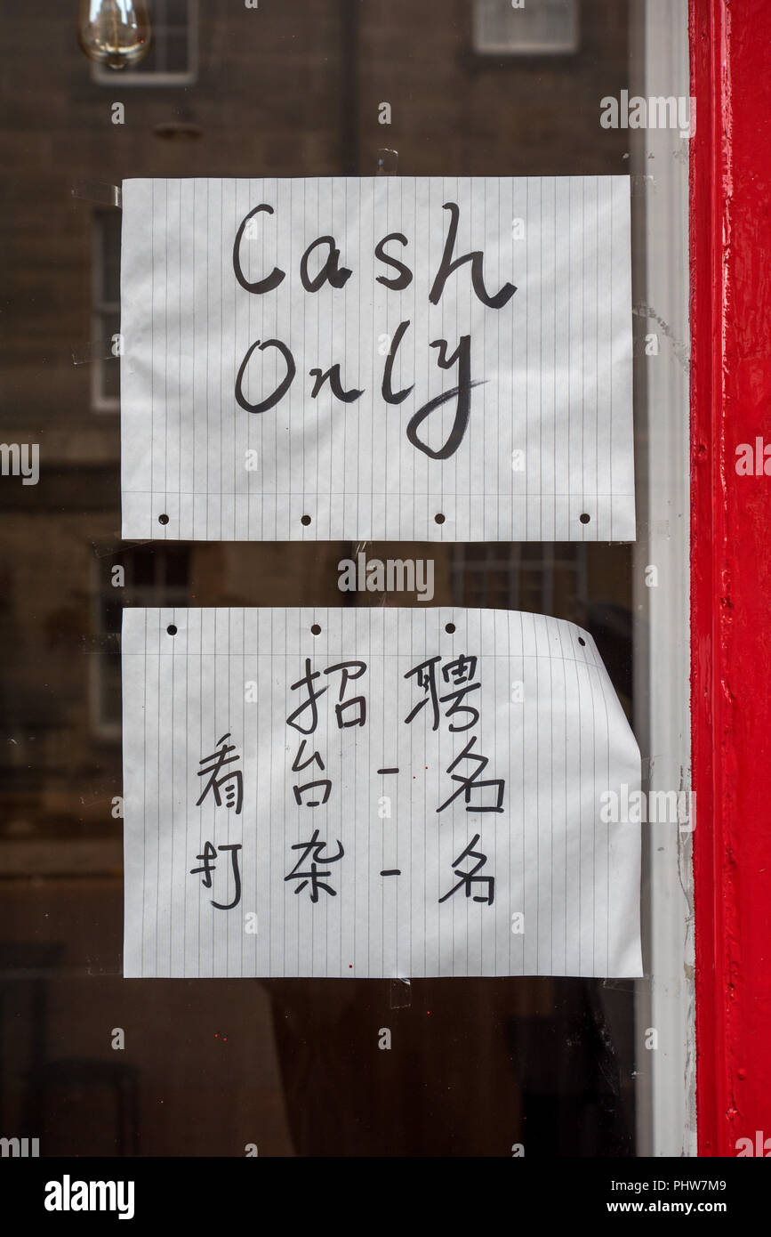 Inscrivez-Haddwritten en anglais et en chinois sur la fenêtre d'un chinois à emporter à Édimbourg, Écosse, Royaume-Uni. Banque D'Images