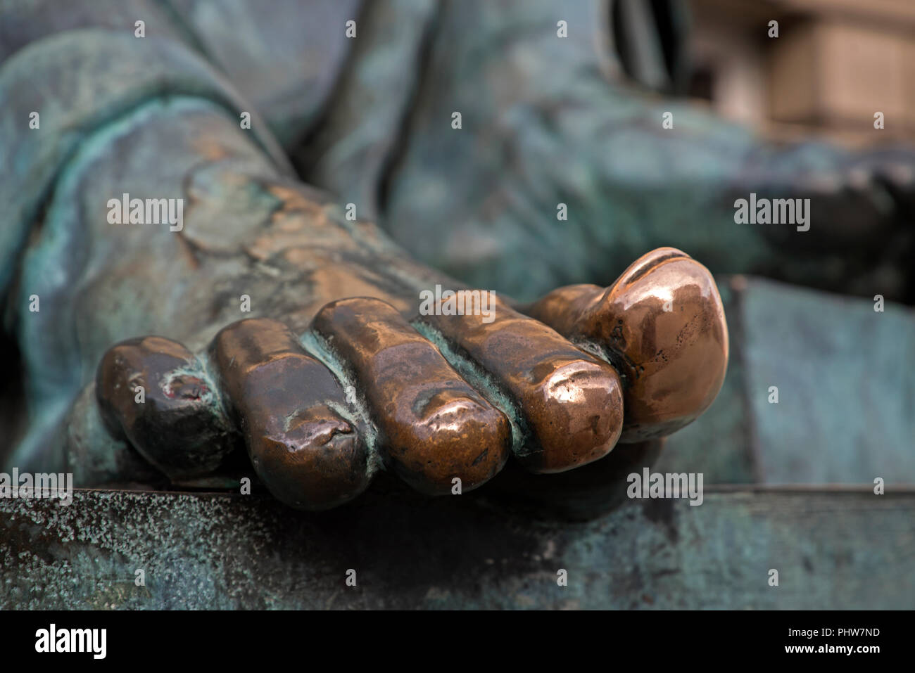 Les orteils sur la statue du philosophe David Hume sur la High Street à Édimbourg, polie par les passants et touristes qui y toucher pour la bonne chance. Banque D'Images