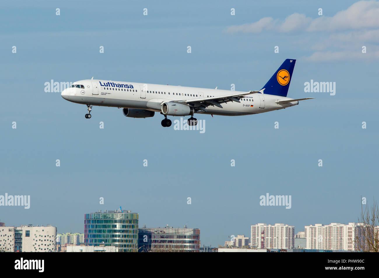 SAINT PETERSBURG, RUSSIE - 09 avril, 2017 : Aux commandes de l'Airbus A321-231 (D-AISF) compagnie aérienne "Lufthansa" Banque D'Images