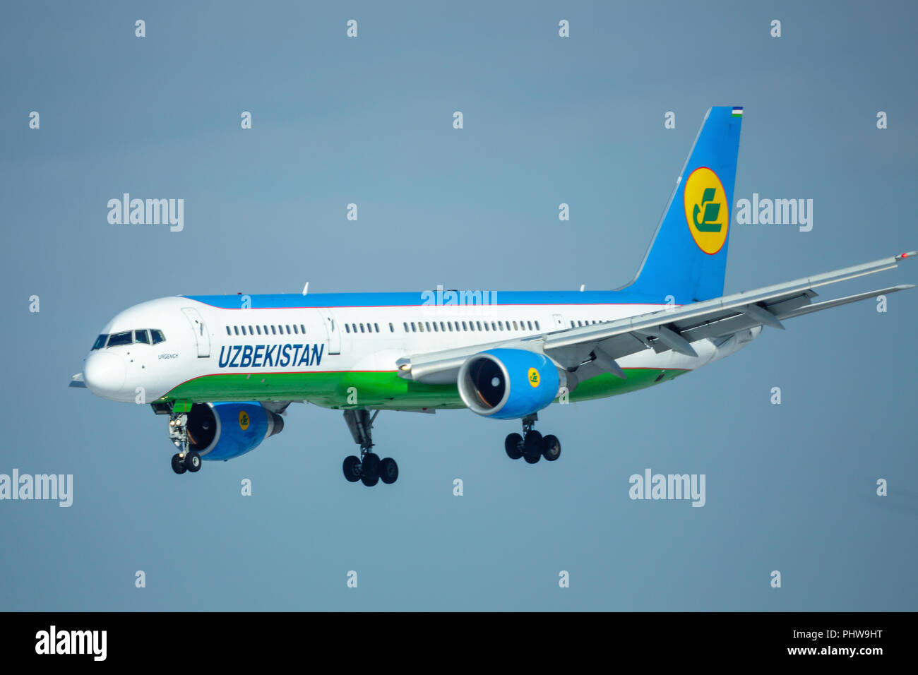 SAINT PETERSBURG, Russie - le 19 avril 2017 : le vol Boeing 757-23P (RU75701) compagnie aérienne "Uzbekistan Airways". L'avion va à l'atterrissage à l'aéroport de Pulkovo airp Banque D'Images