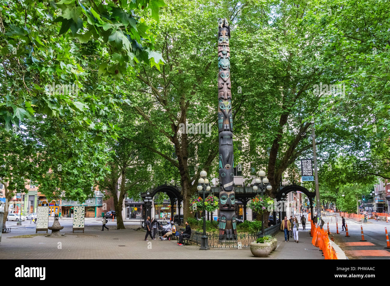 Pioneer Square Park, célèbre plaza triangulaire du quartier historique de Seattle avec un totem en bois Tlingits, Seattle, État de Washington. Banque D'Images