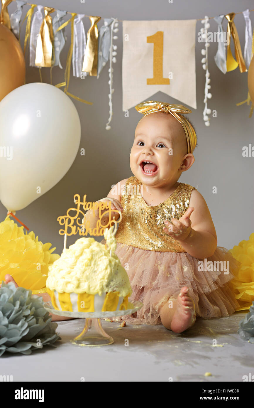 Jolie Petite Fille Avec Gateau D Anniversaire Mignon Bebe Pour Son Anniversaire Smash Gateau Photo Stock Alamy