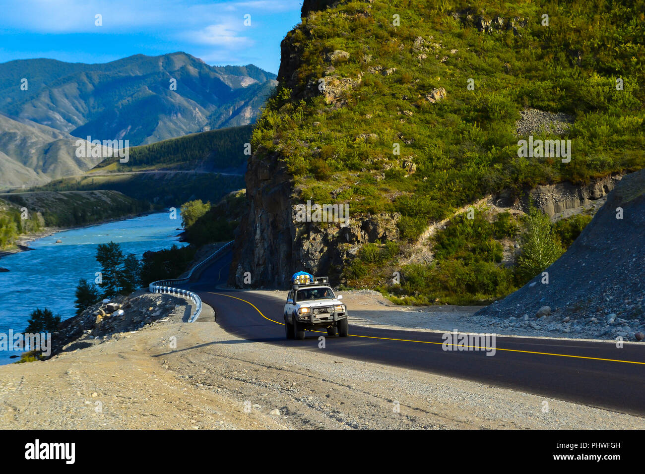 Vus Blanc Sélève Sur Une Route Dasphalte Noir Avec Des