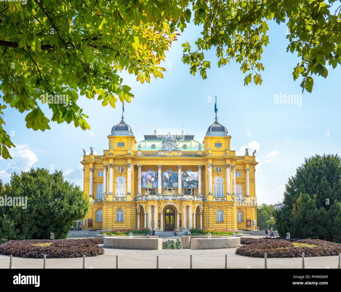 Le Théâtre national croate à Zagreb, Croatie sur une journée d'été. Banque D'Images