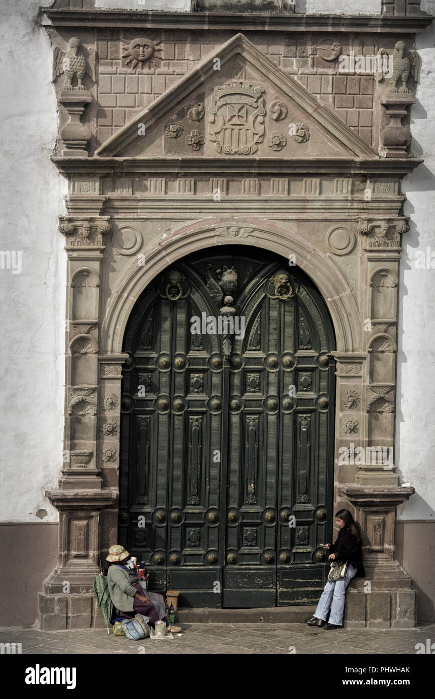 Femme autochtone assise à l'extérieur de l'entrée de l'église sur la Plaza de San Francisco à Quito, en Équateur Banque D'Images