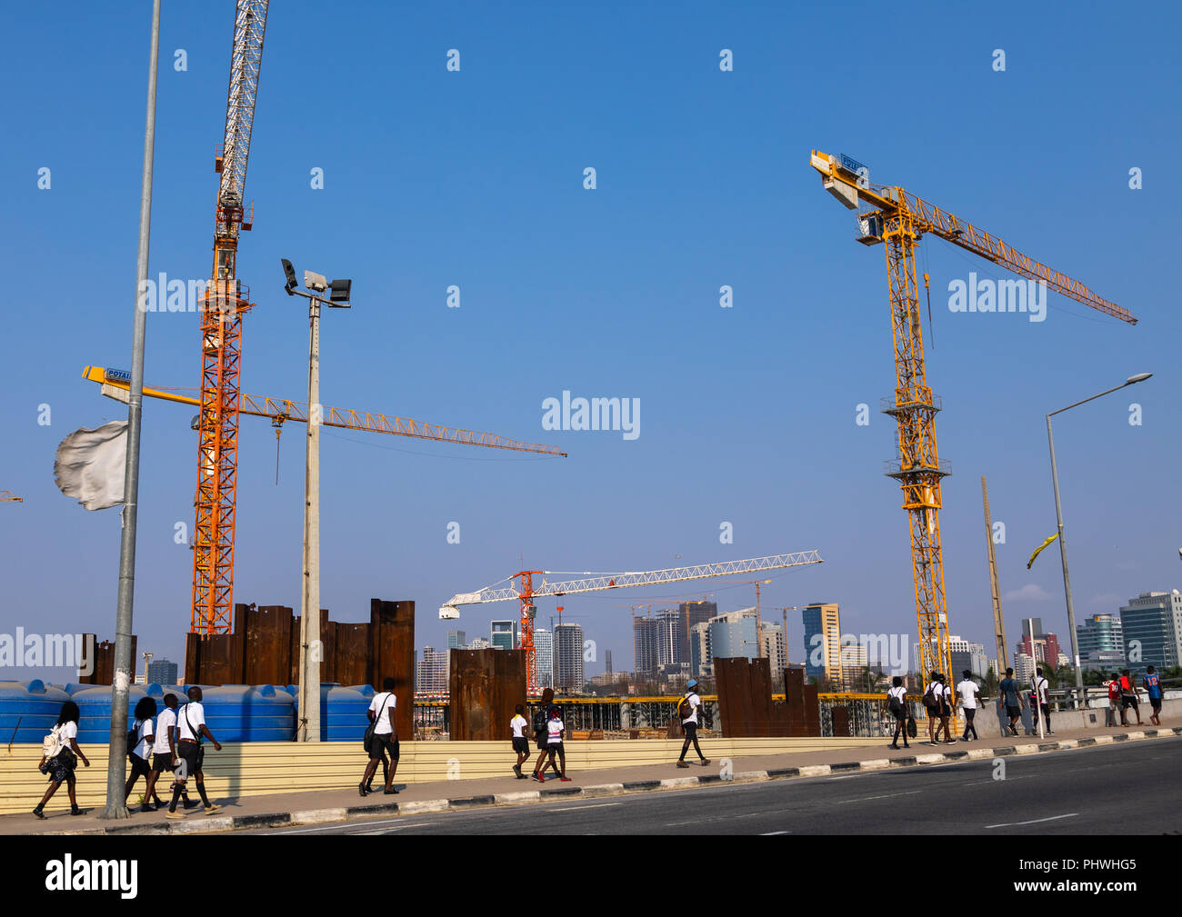 Grues sur un chantier de construction, la Province de Luanda, Luanda, Angola Banque D'Images