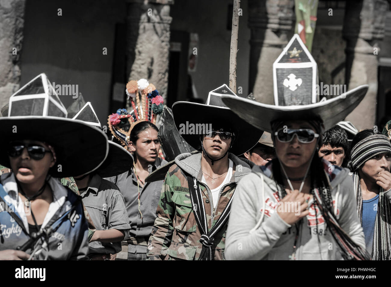 Les hommes autochtones de communautés voisines participent à des célébrations de l'Inti Raymi à Cotacachi (Équateur) Banque D'Images
