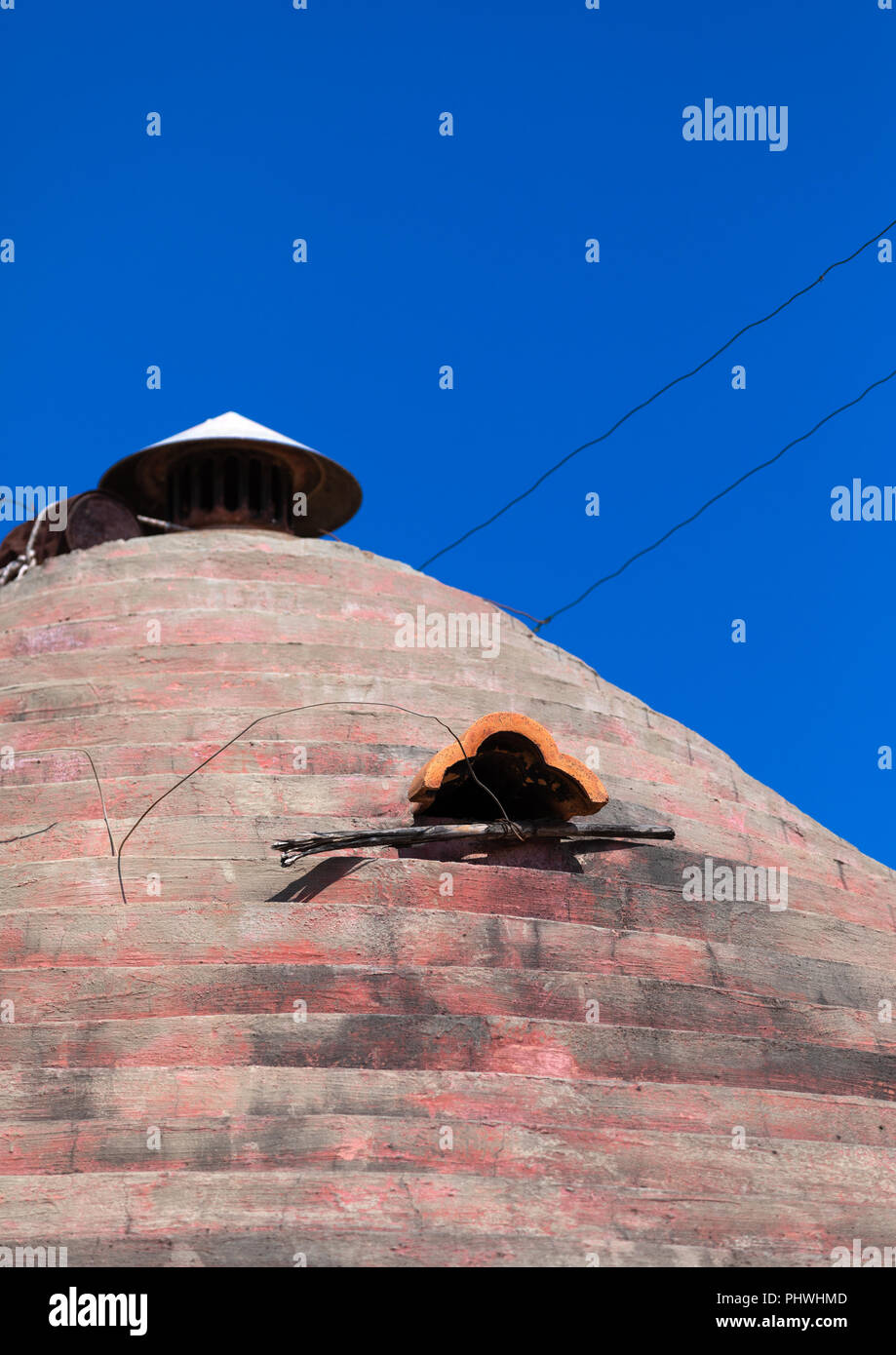 Chambre circulaire expérimental pour la population locale construit par les portugais, la province de Namibe, Angola, Caraculo Banque D'Images