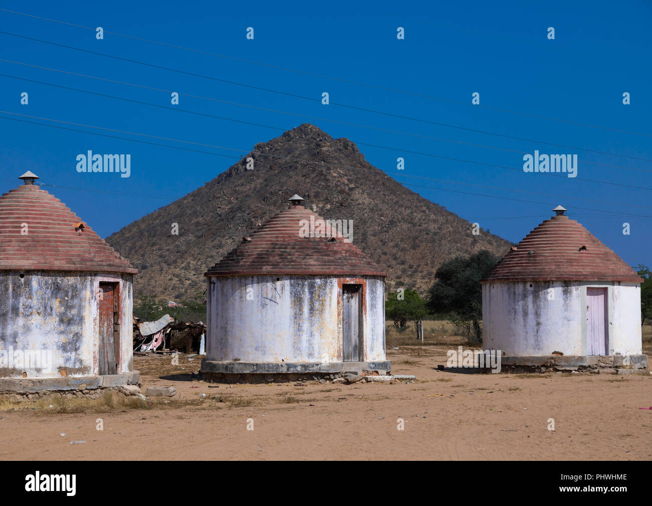 Circulaire d'expérimentation des maisons pour la population locale construit par les portugais, la province de Namibe, Angola, Caraculo Banque D'Images