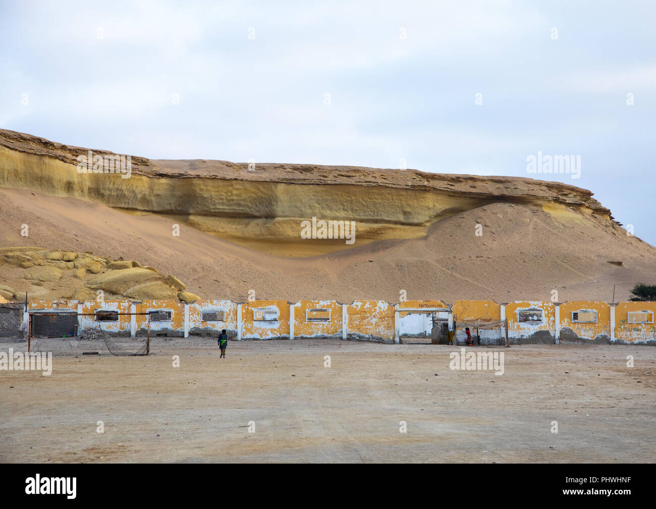 Maisons abandonné squatté par les pauvres, la province de Namibe, Angola, Tomboa Banque D'Images