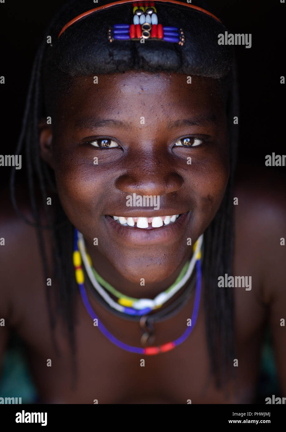 Muhakaona femme souriante tribu, province de Cunene, Oncocua, Angola Banque D'Images
