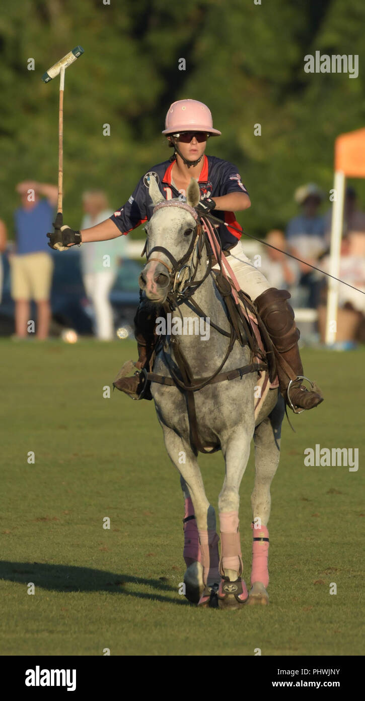 Un joueur de polo femme participe à l'assemblée annuelle l'Angleterre vs USA match à Newport Polo à Newport, Rhode Island, USA. Banque D'Images