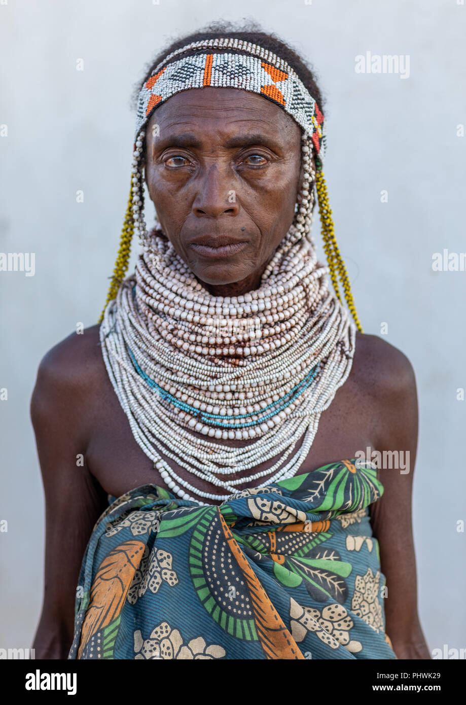Handa tribu femme avec d'énormes colliers de perles, la province de Huila, Hoque, Angola Banque D'Images