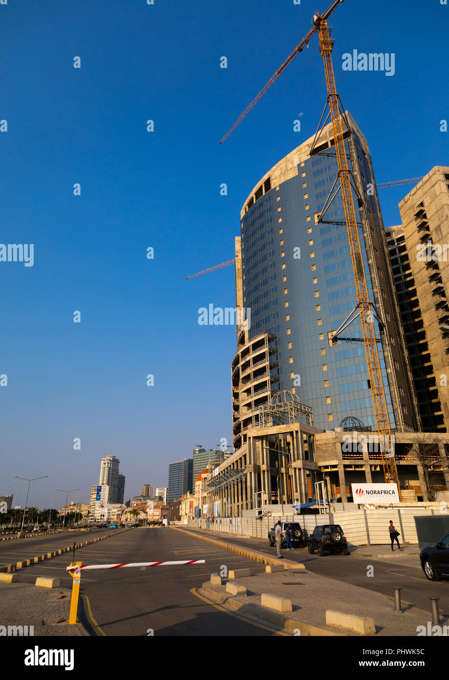 De nouveaux gratte-ciel sur la promenade marginale appelée avenida 4 de Fevereiro, la Province de Luanda, Luanda, Angola Banque D'Images