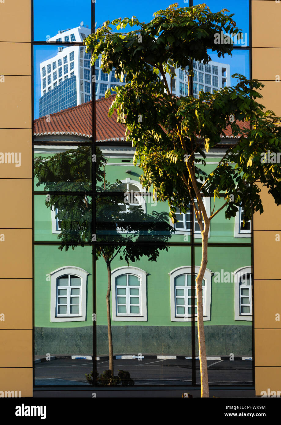 La réflexion d'un vieux bâtiment colonial portugais, la Province de Luanda, Luanda, Angola Banque D'Images
