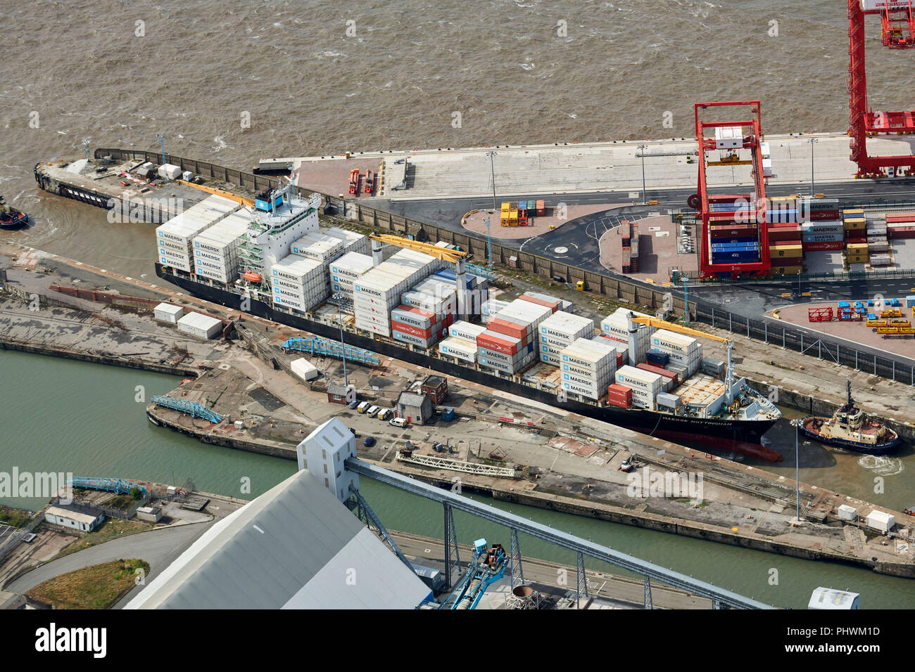 Navire-conteneur entrant dans Seaforth Docks, port de Liverpool, nord-ouest de l'Angleterre, Royaume-Uni Banque D'Images