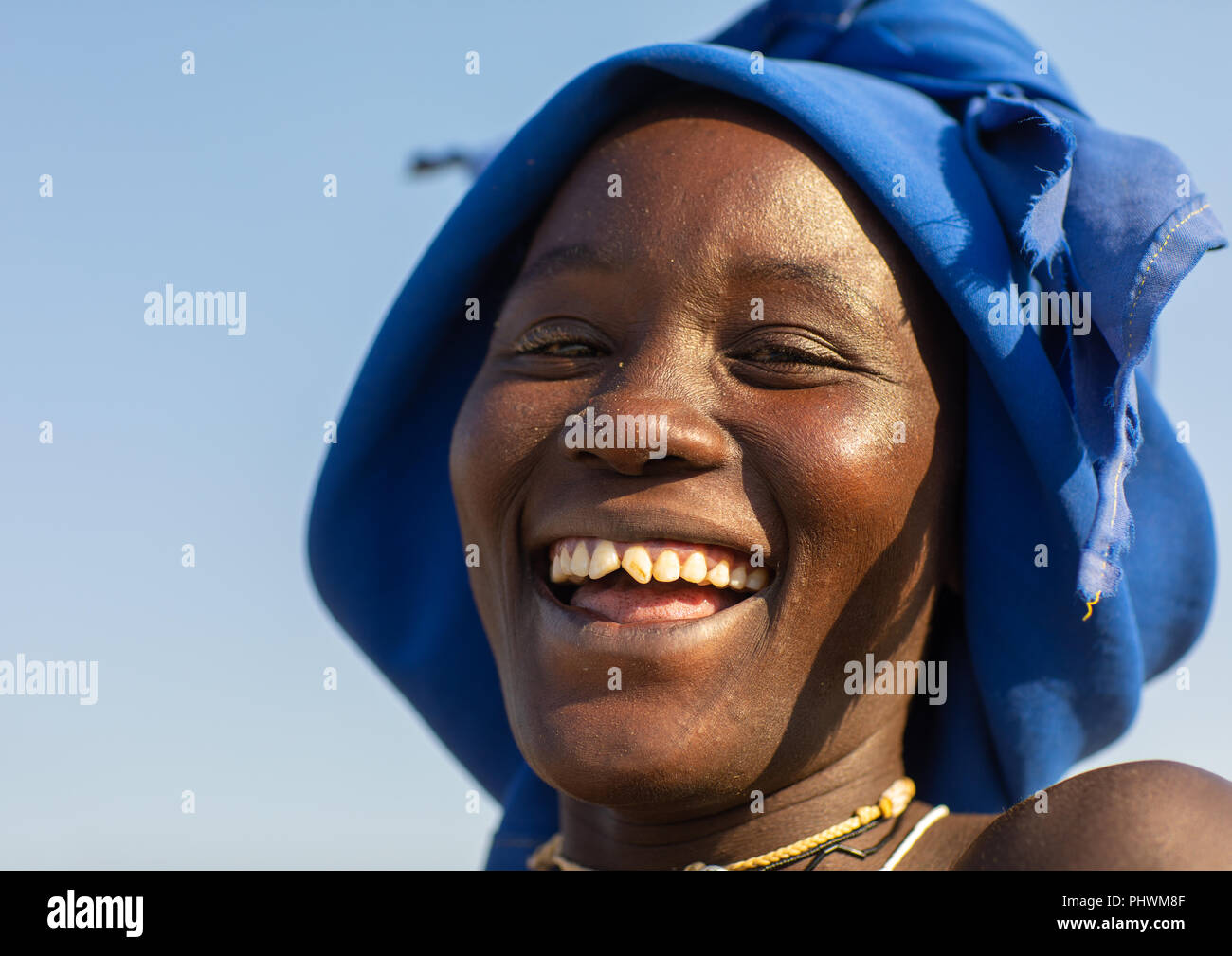 Rire mucubal femme tribu avec dents aiguisées, la province de Namibe, Virei, Angola Banque D'Images