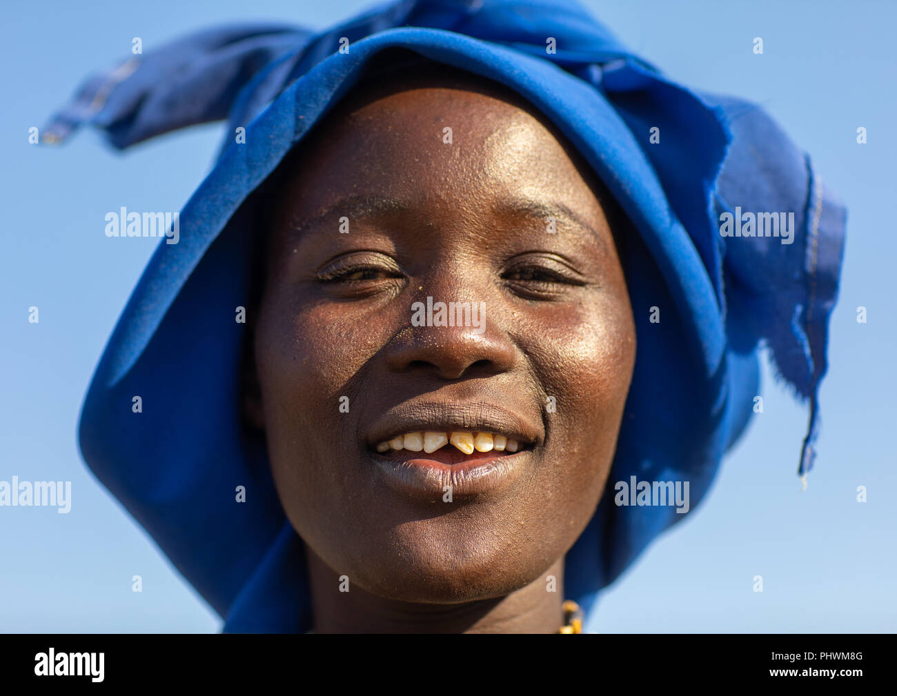 Smiling mucubal femme tribu avec dents aiguisées, la province de Namibe, Virei, Angola Banque D'Images