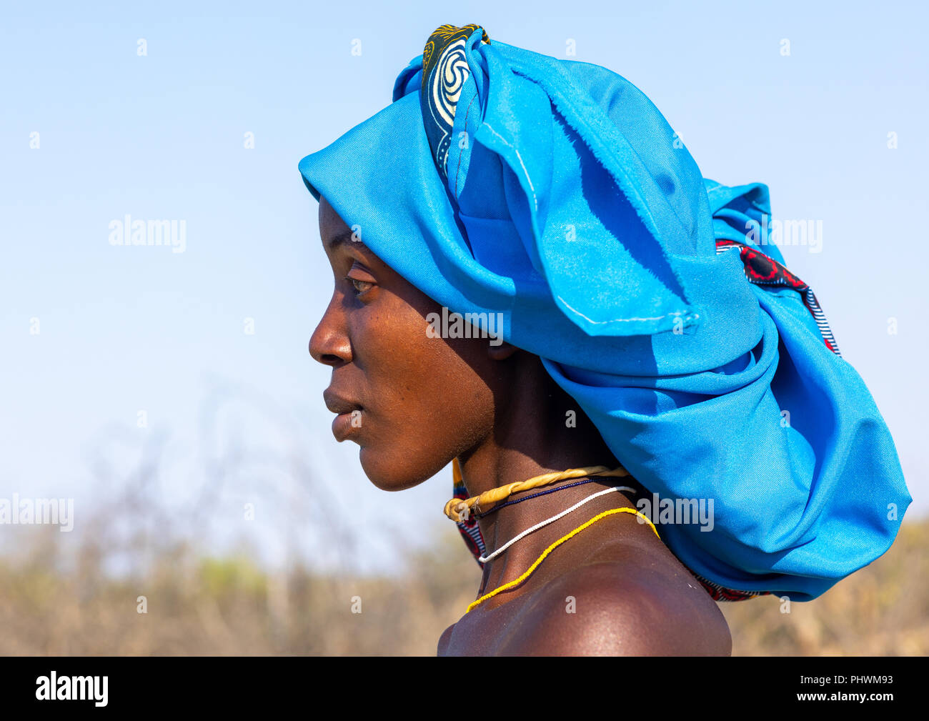 Portrait d'une tribu mucubal femme avec un casque bleu, la province de Namibe, Virei, Angola Banque D'Images