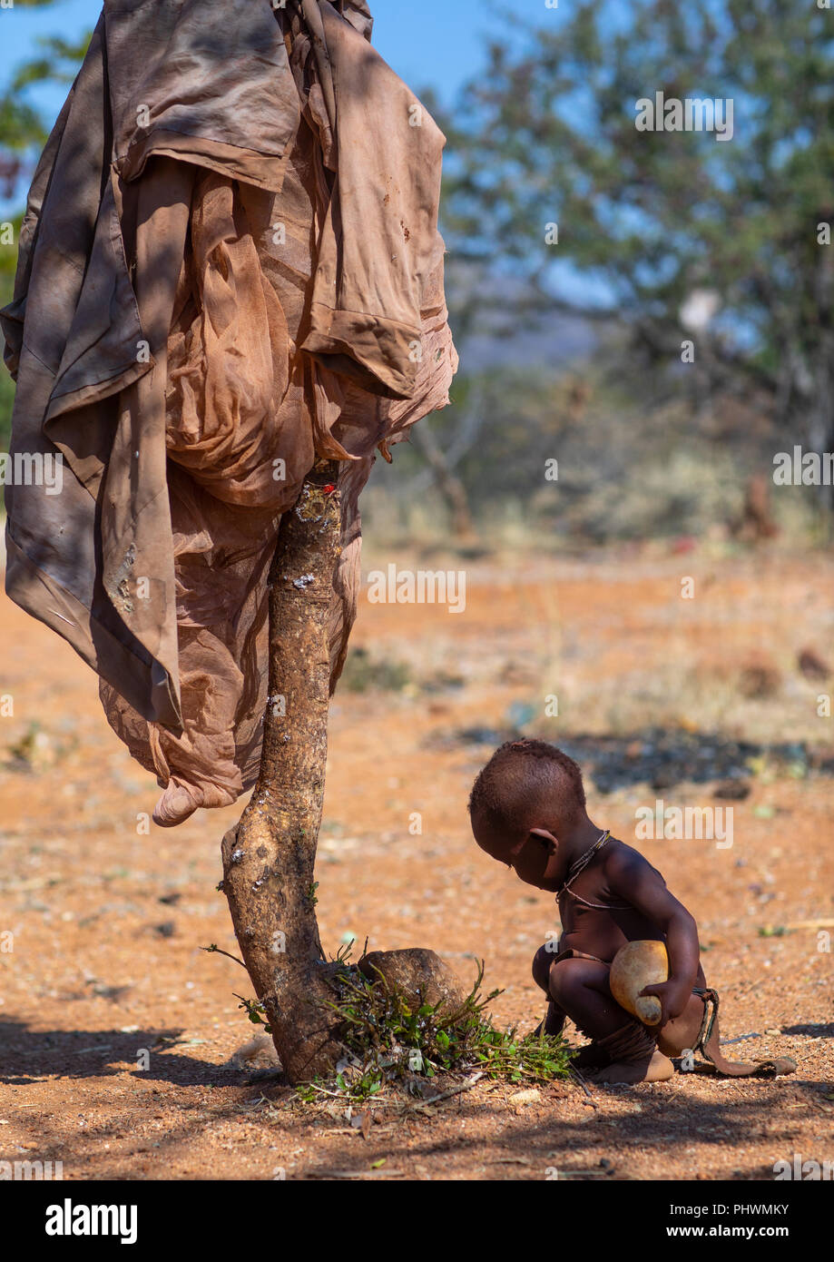 La tribu des Batwa enfant devant un arbre, province de Cunene, Oncocua, Angola Banque D'Images