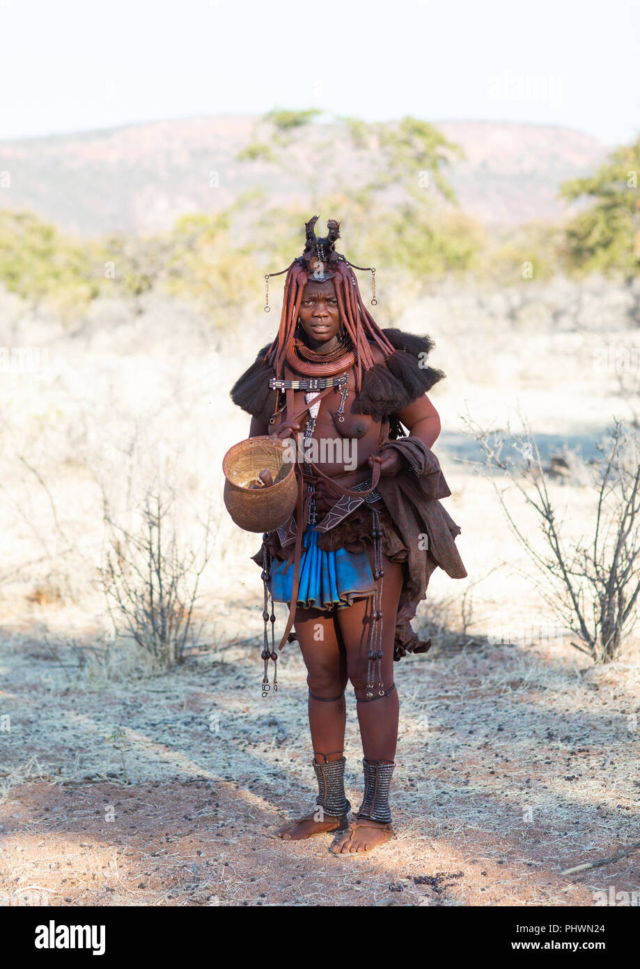 Tribu Himba femme dans la brousse, la province de Cunene, Oncocua, Angola Banque D'Images