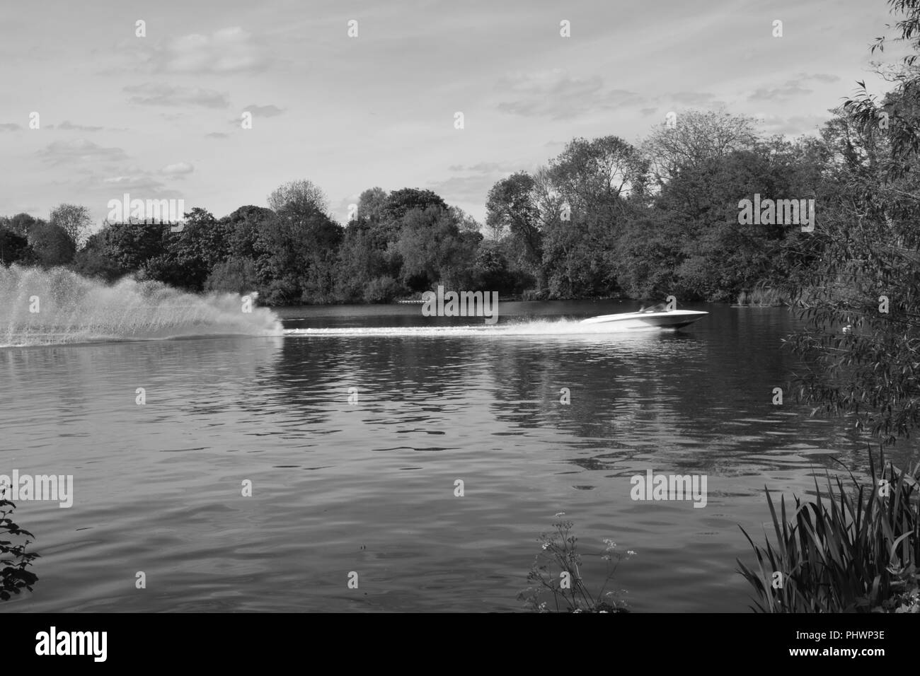La photographie a été prise d'un bateau de vitesse avec un skieur de l'eau à l'Aquadrome à Rickmansworth sur 21/5/17. C'était un jour de festival. Banque D'Images