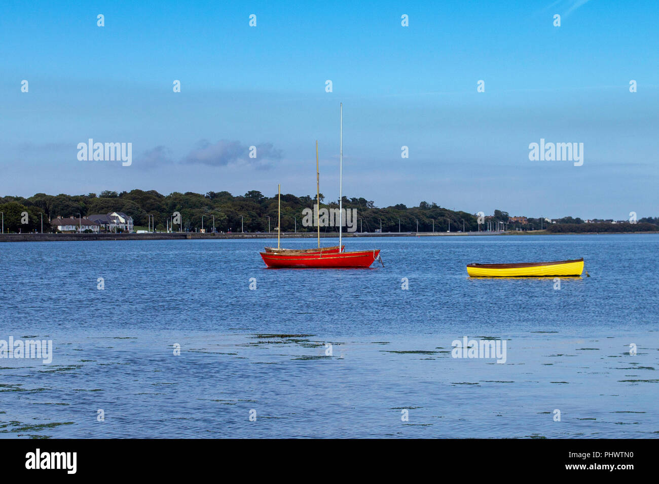 Un certain nombre de petits voiliers ion de la côte nord de la baie de Dublin à Dollymount à Dublin en Irlande. Banque D'Images