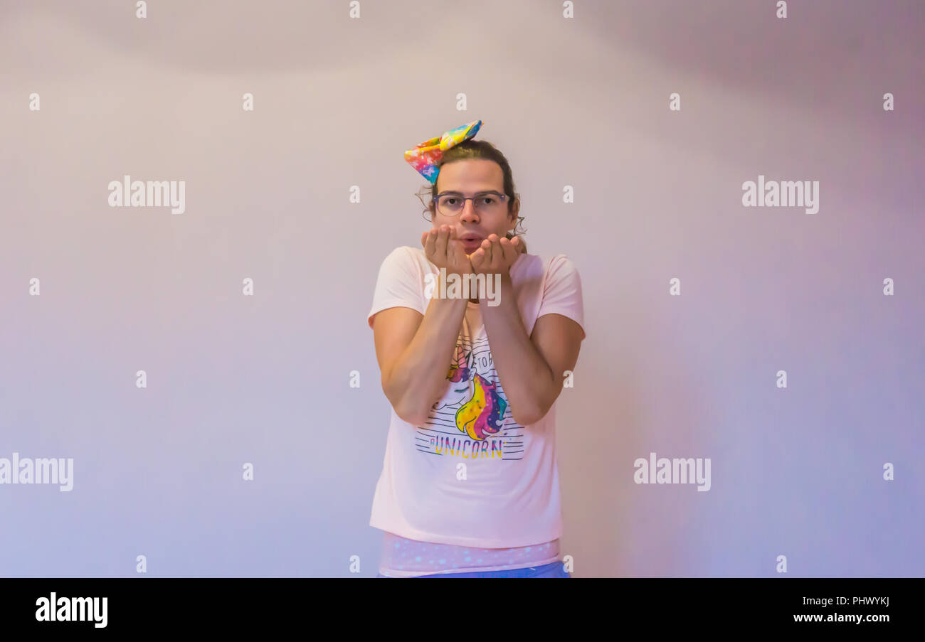 Cute girl LGBT transgenre faisant un geste kiss coup Banque D'Images