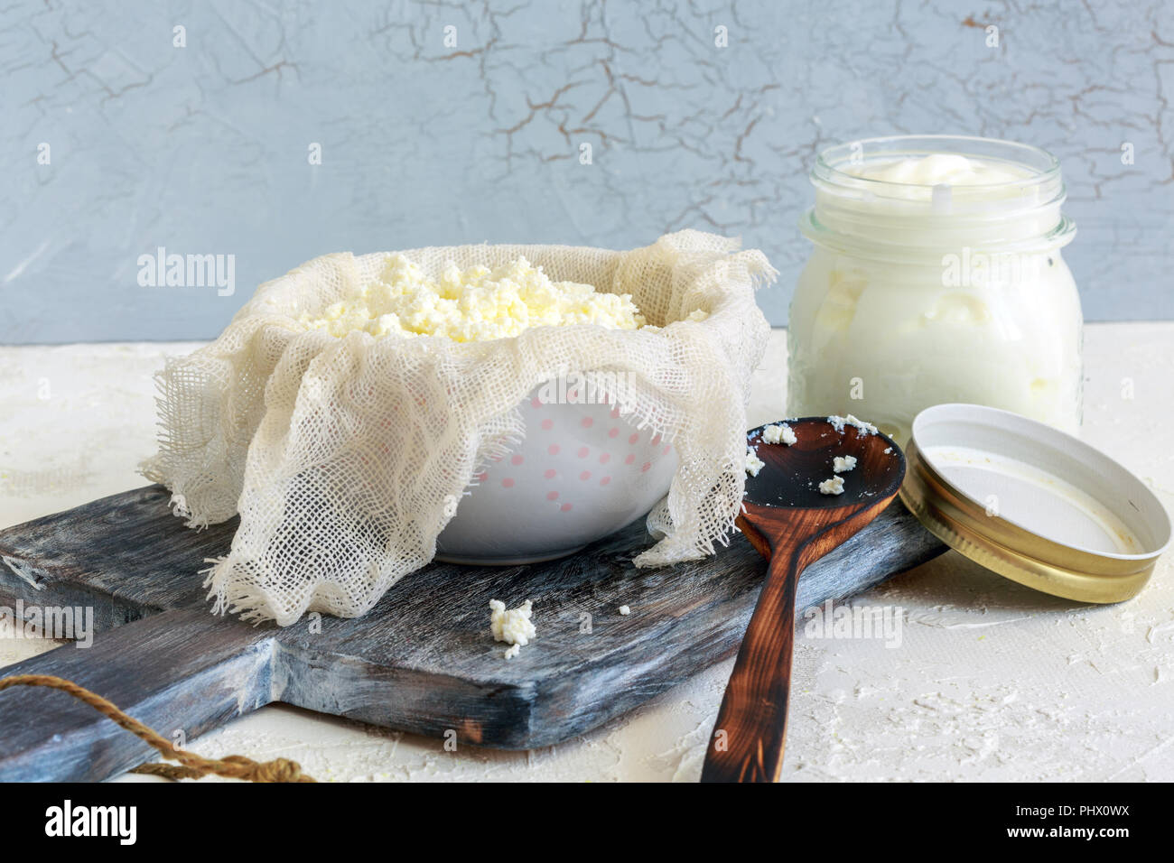 Pâte fraîche et un pot de lait aigre. Banque D'Images