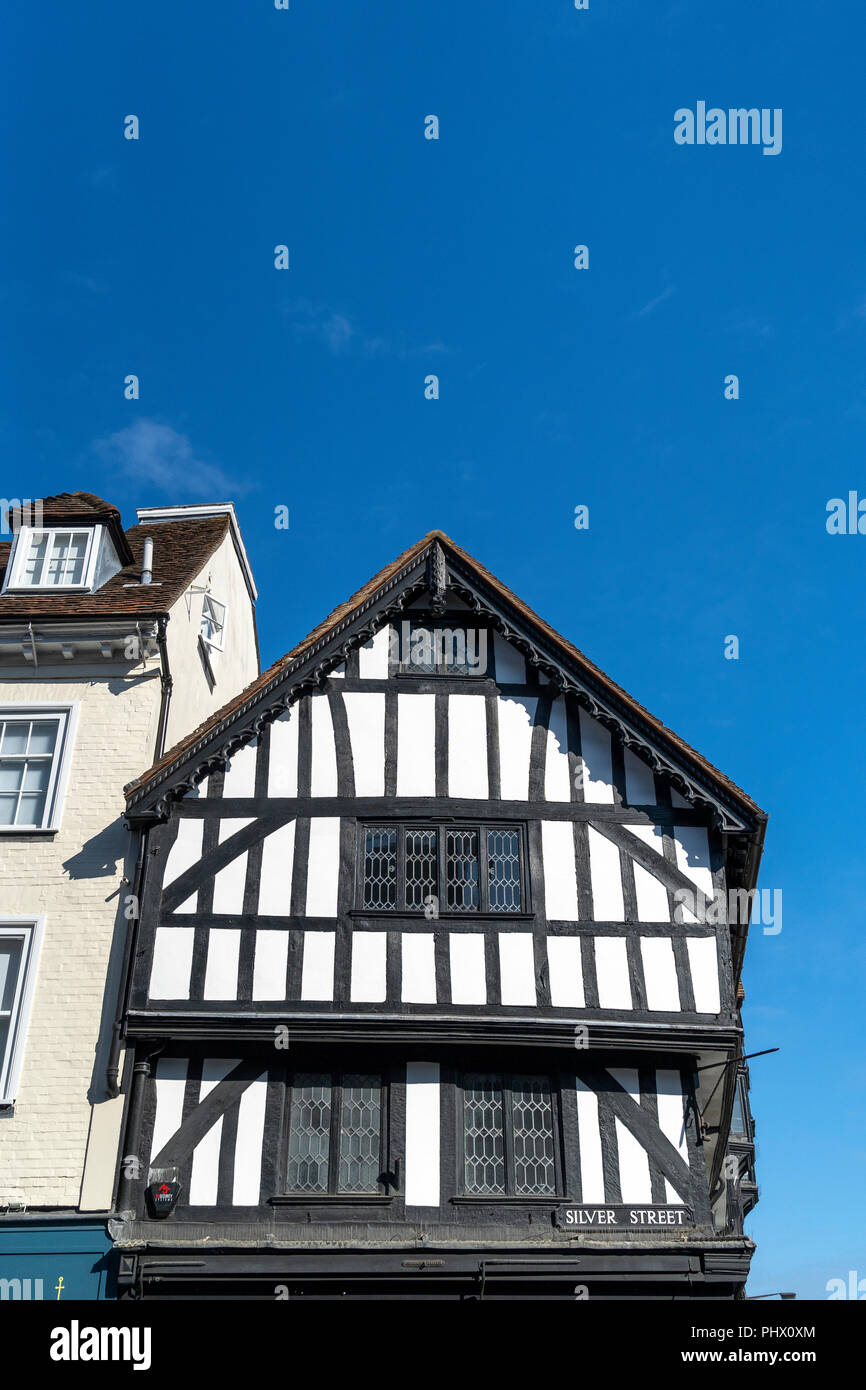 À la recherche jusqu'au bâtiment de style Tudor à Salisbury UK avec ciel bleu au-dessus Banque D'Images