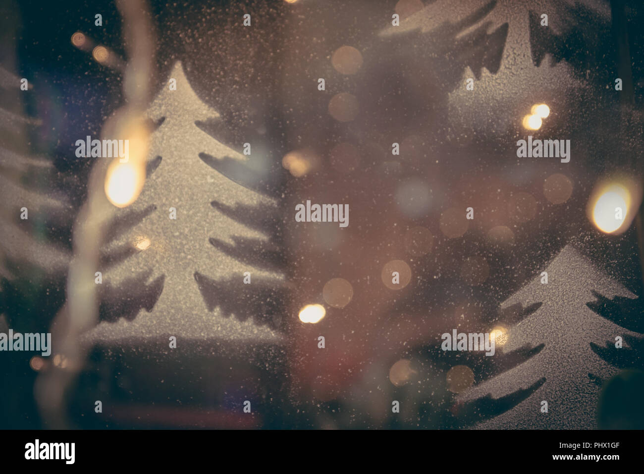 Noël arrière-plan flou dans les tons bleus avec des arbres de Noël et des lumières de rue dans un style vintage Banque D'Images