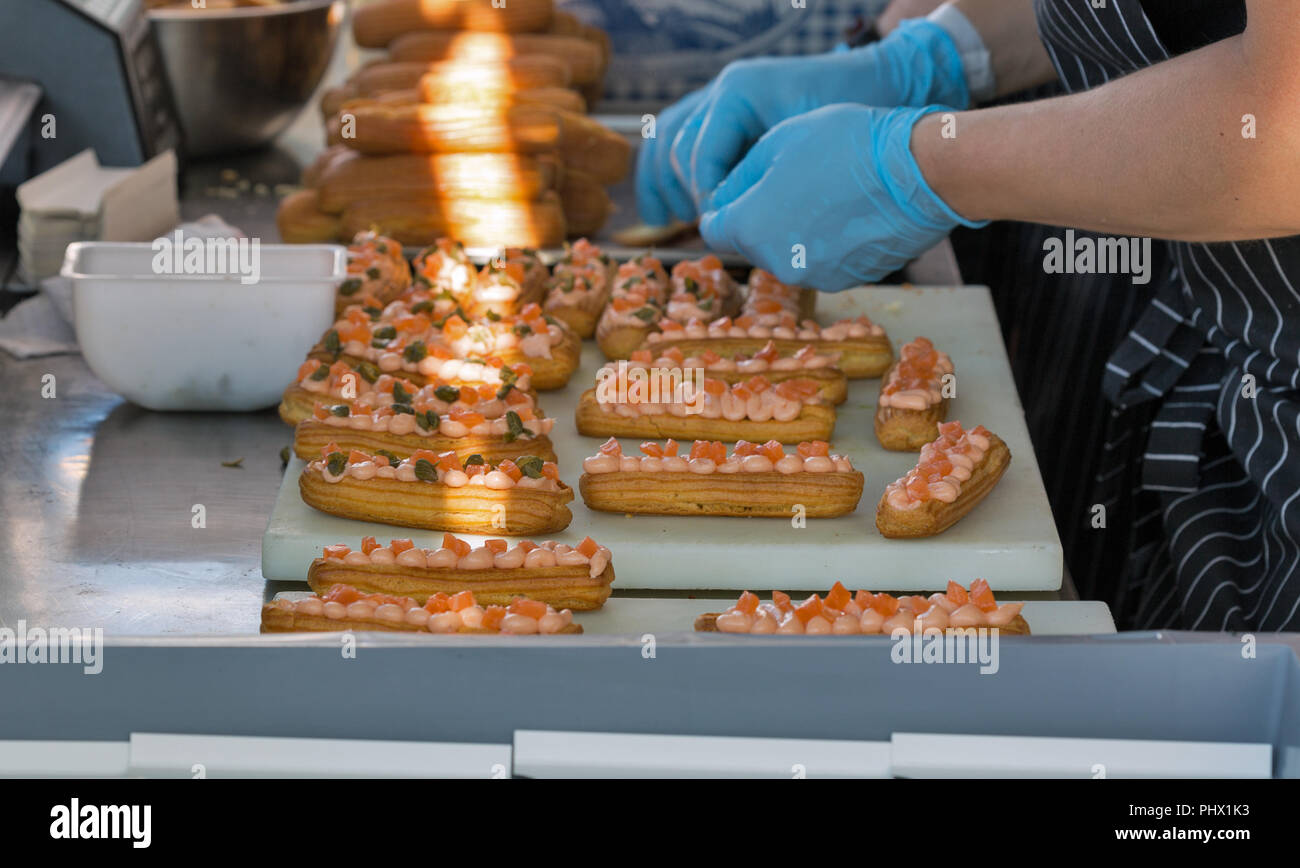 La cuisson des biscuits avec du saumon salé libre Banque D'Images