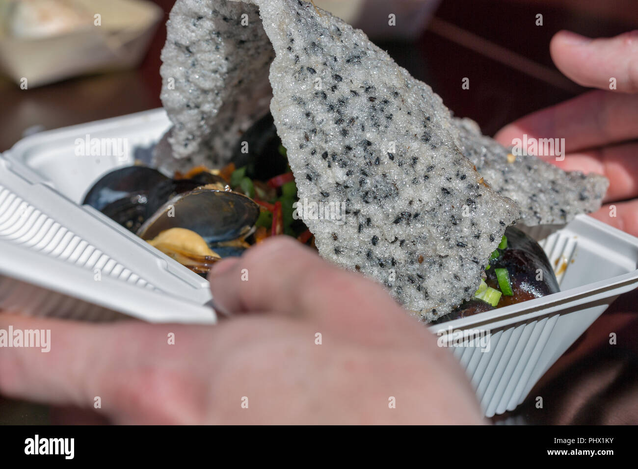 Restauration rapide moules cuites avec du riz avec des gros plan de sésame noir Banque D'Images