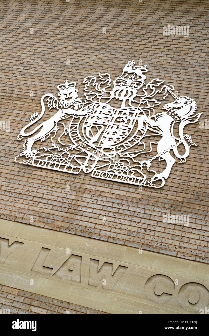 Les armoiries royales du Royaume-Uni sur le mur extérieur du palais de justice de Salisbury Banque D'Images