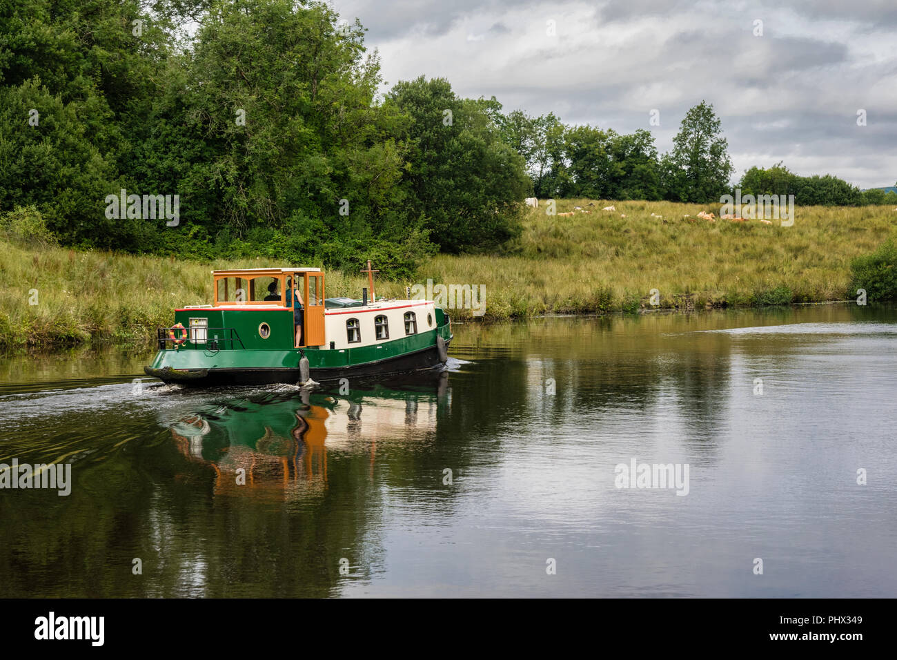 Bateau étroit sur un canal en Irlande Banque D'Images