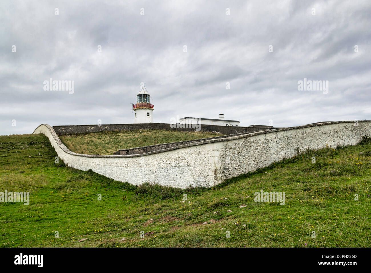 C'est une photo de Bun Dobhráin phare dans le Donegal, Irlande Banque D'Images