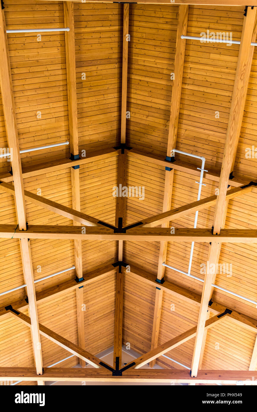 Les tuyaux en PVC blanc sur le toit de bois d'Bois Banque D'Images