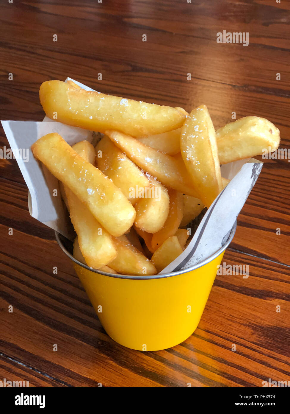 Bol de frites salées Banque D'Images