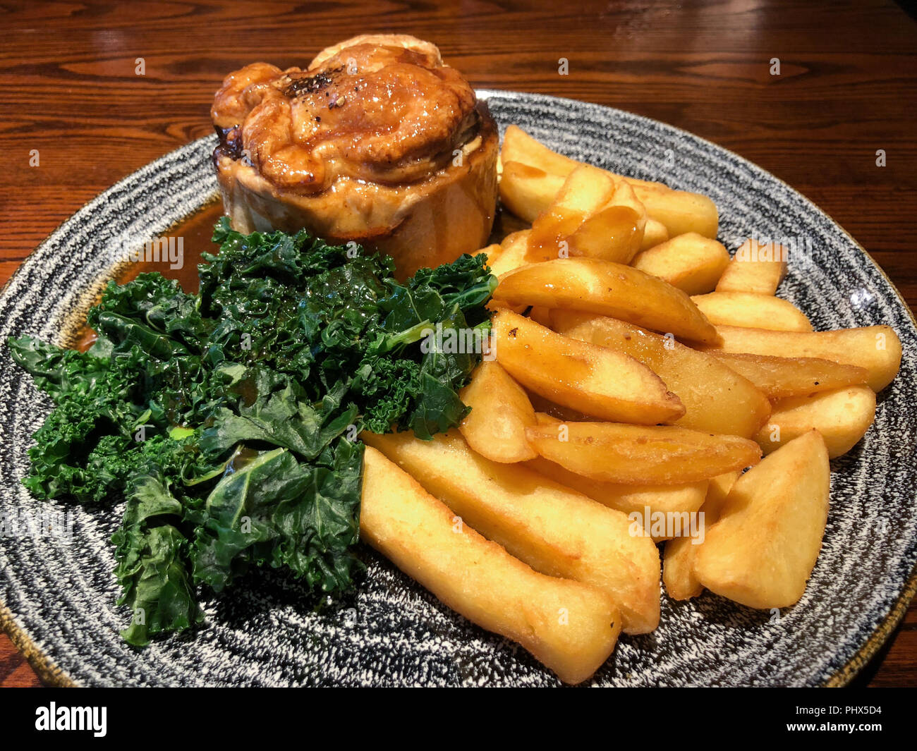 Gâteau de boeuf avec des frites, du chou et de la sauce Banque D'Images