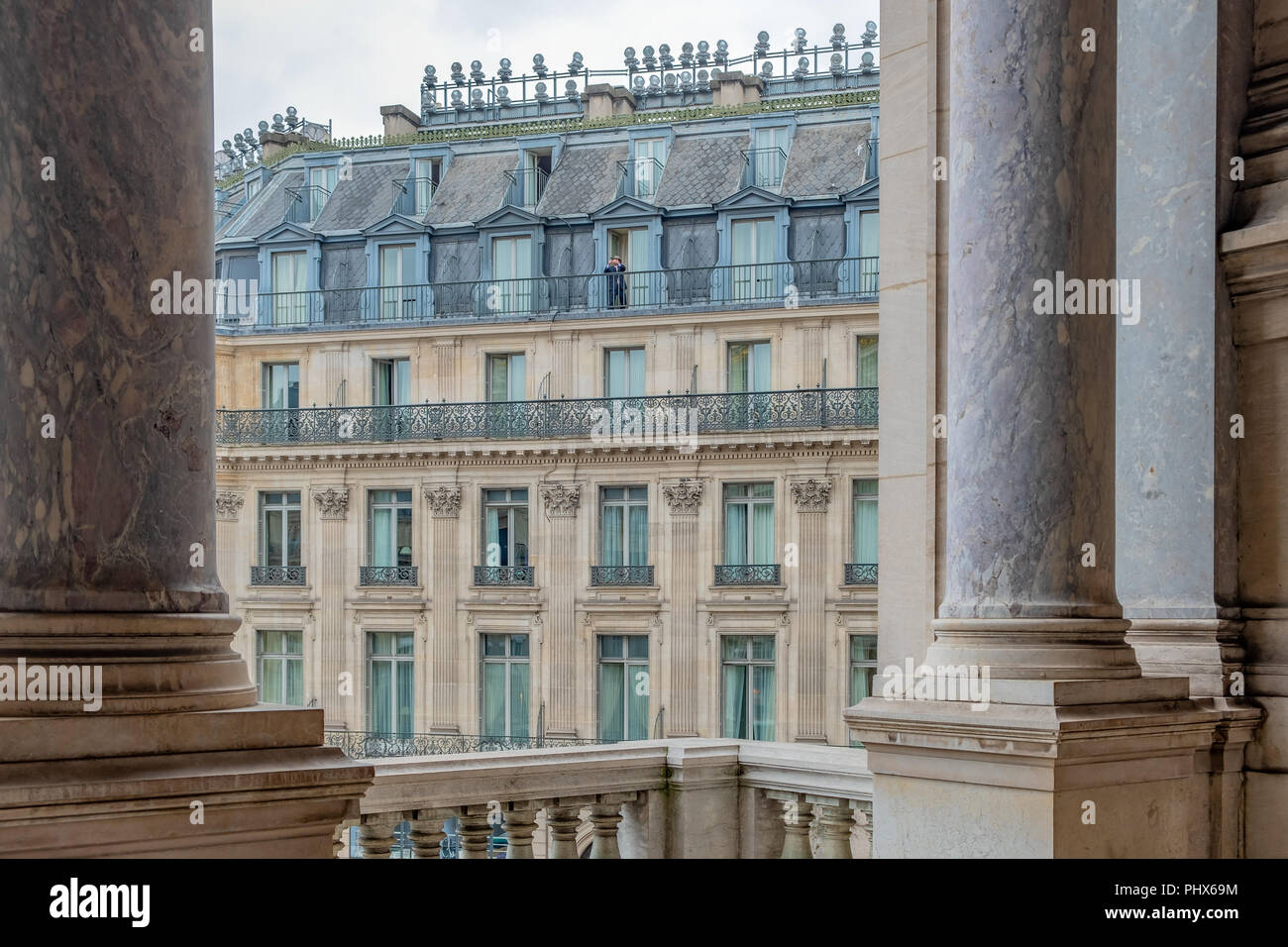 Vue depuis un balcon de l'Opéra de Paris à l'ensemble d'un bloc appartement Paris typique. Banque D'Images