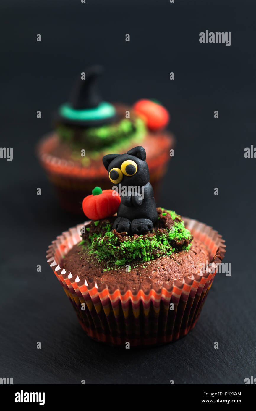 Halloween de fantaisie colorée alimentaire cupcake brownies avec Black Cat et décorer le fondant de citrouille Banque D'Images