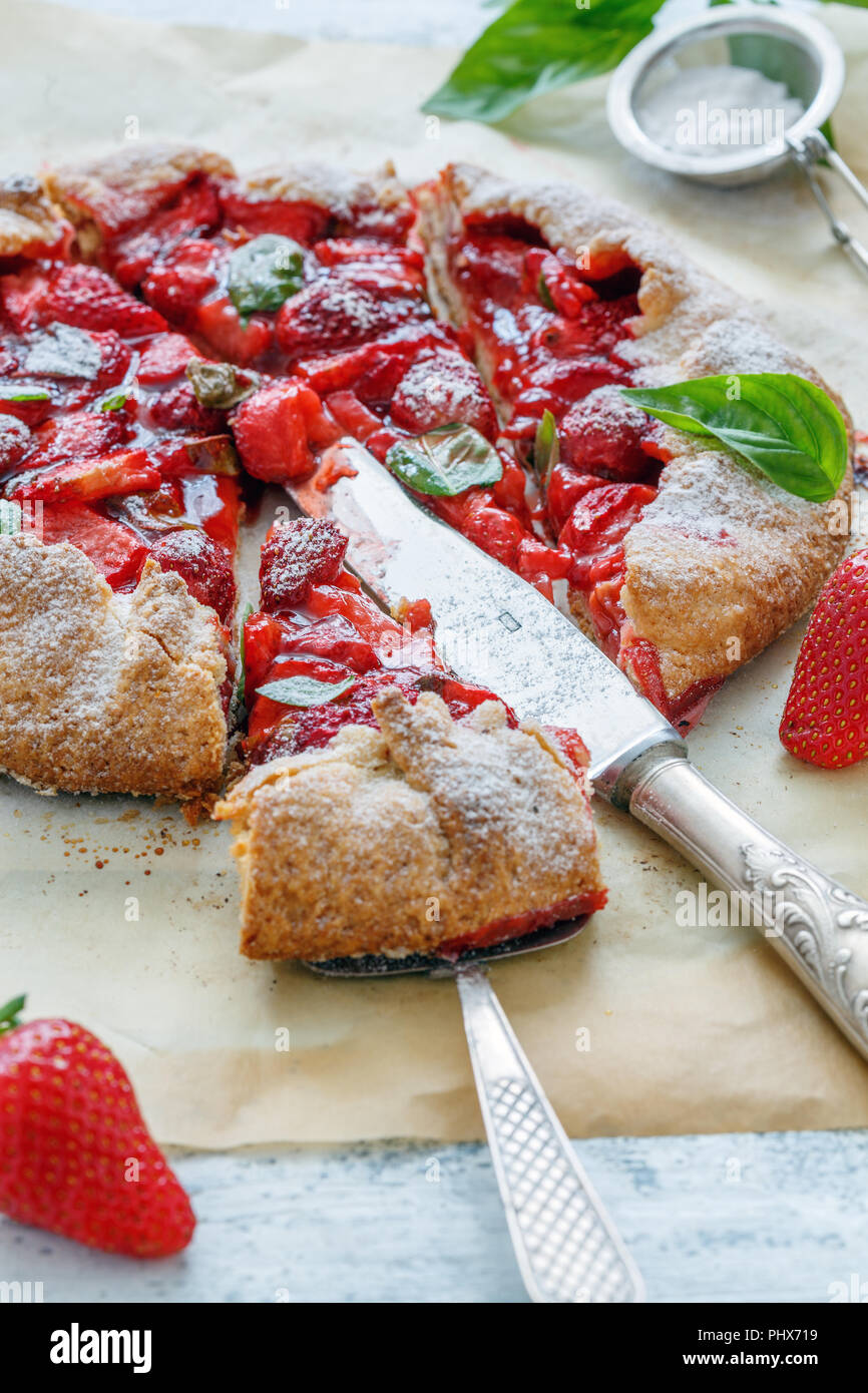 Couper des pie avec fraises et basilic. Banque D'Images