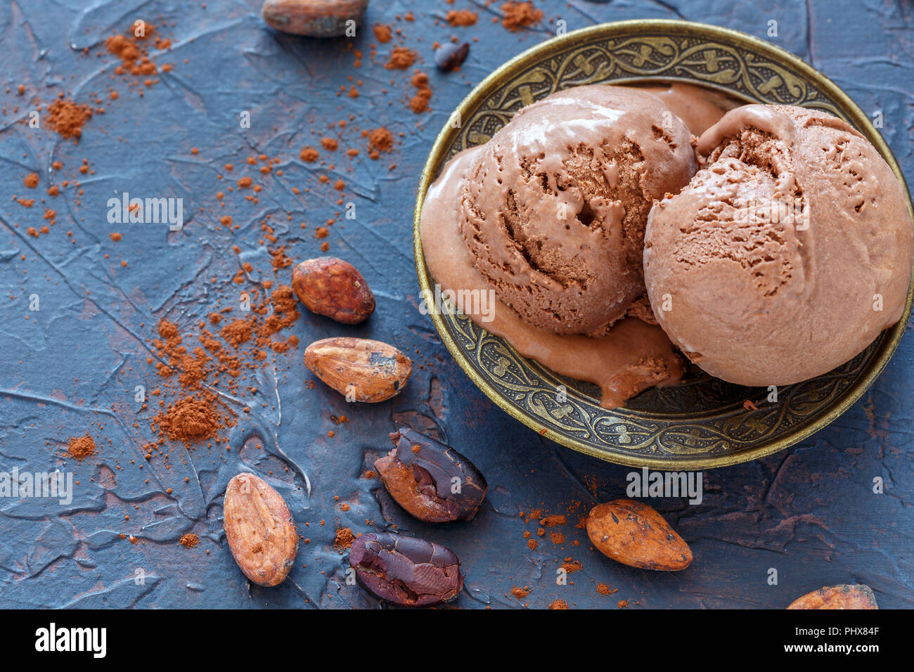 Glace au chocolat artisanale sur une plaque de bronze. Banque D'Images