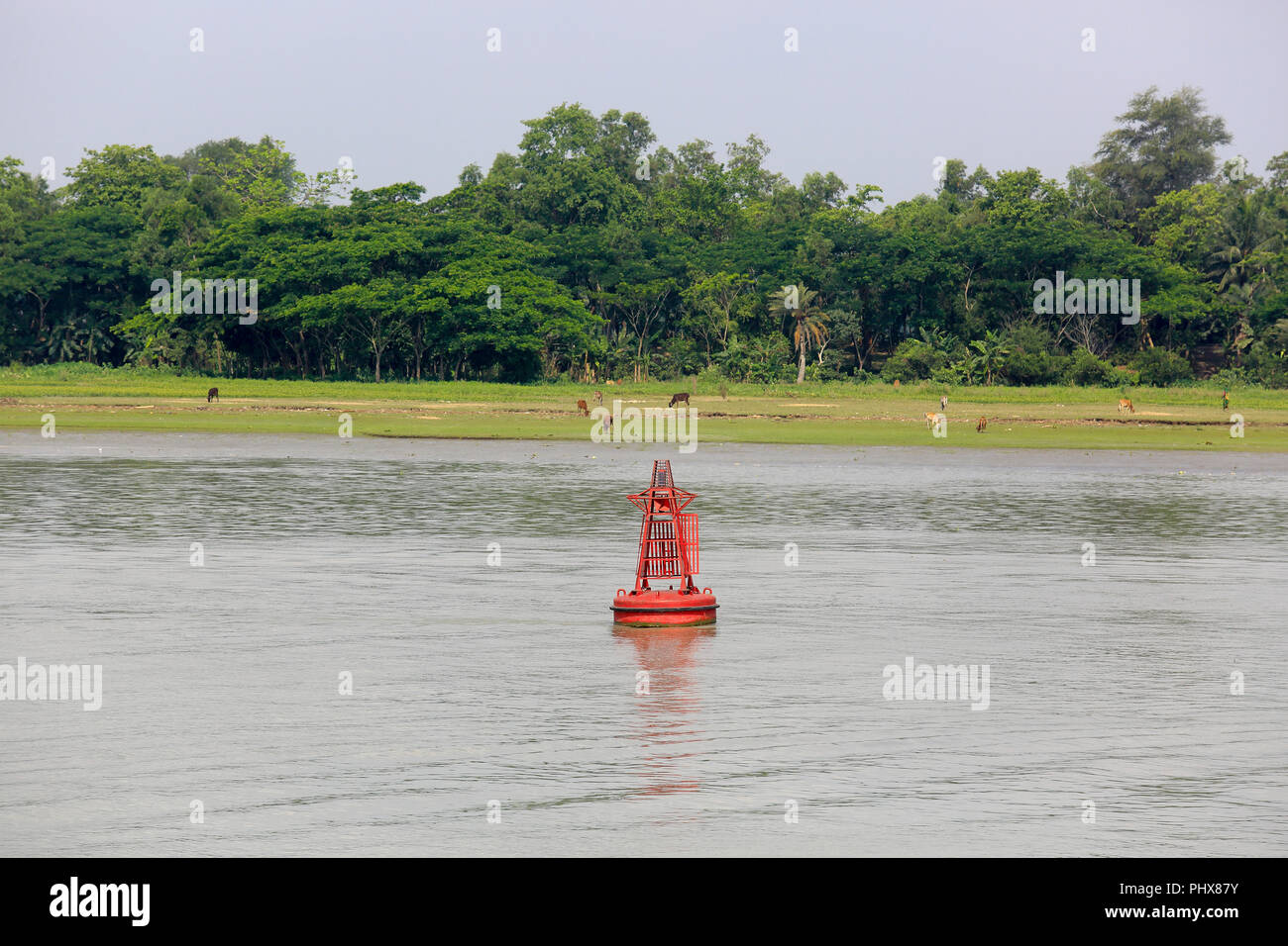 Signal maritime sur la rivière Tetulia bouée à Milan, au Bangladesh Banque D'Images