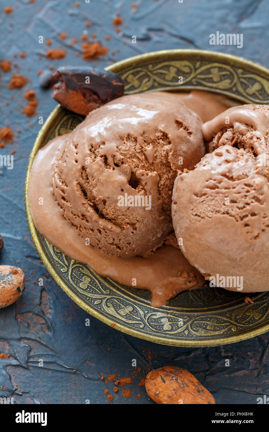 Glace au chocolat artisanale sur une plaque de bronze. Banque D'Images