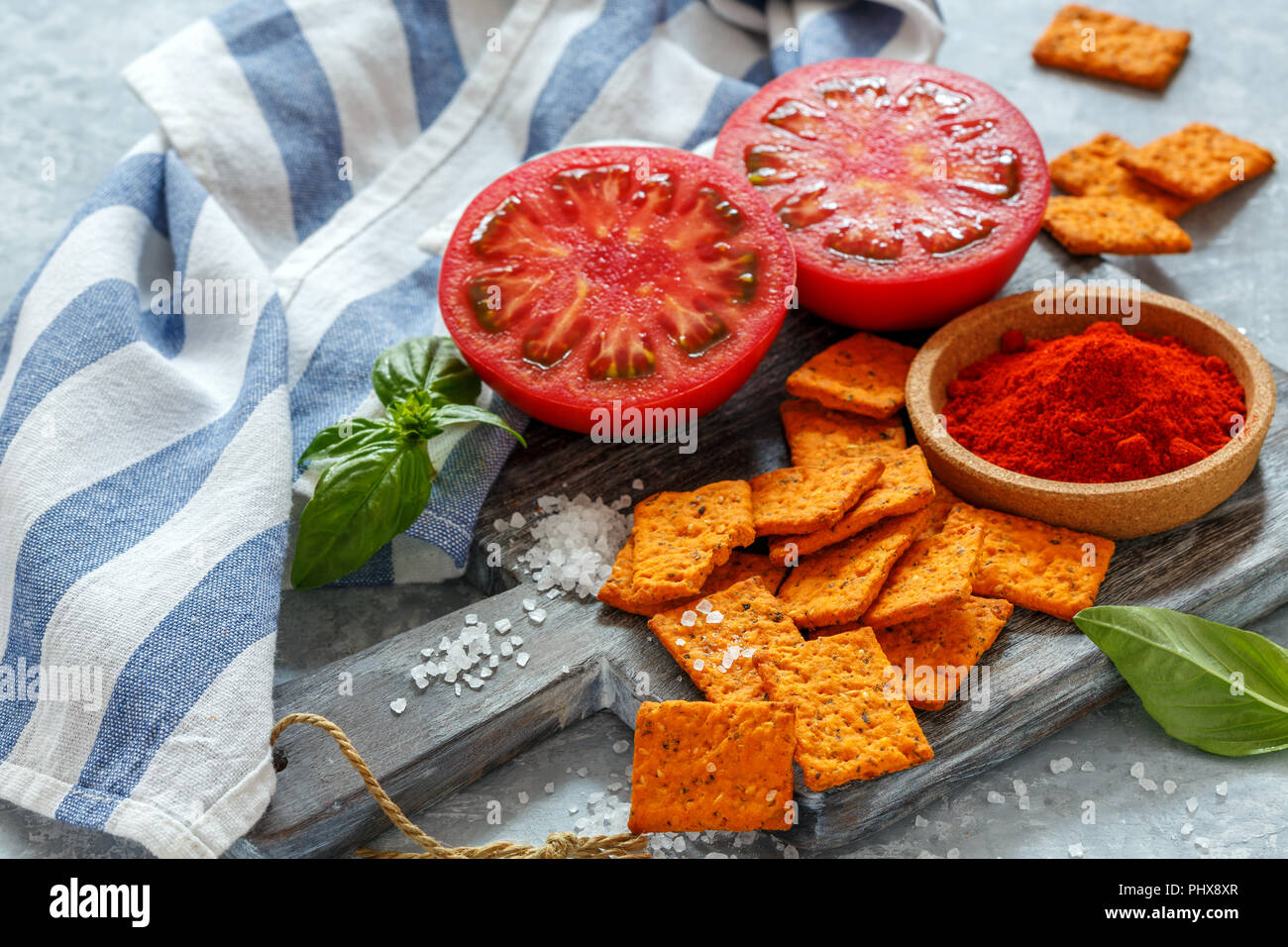 Pain à la Tomate avec le paprika et le sel de mer. Banque D'Images